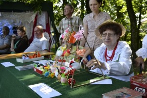 Mama Jola Majorowicz i córka Honorata Majorowicz-Dahlke z tradycyjnymi ozdobami z papieru