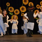 Dzieci z Publicznego Przedszkola Samorządowego Bajkowa Kraina w Zbiersku tańczą walcerka i wisieloka