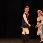 Szkoła Podstawowa nr 17 w Kaliszu - dzieci tańczą grozika, kozirajkę i trojaka
