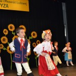 Szkoła Podstawowa nr 17 w Kaliszu - dzieci tańczą grozika, kozirajkę i trojaka