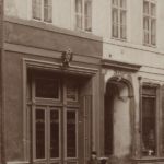 Apteka Lessera dawniej Ehma przy ulicy Warszawskiej (obecnie Zamkowej) w Kaliszu. Fot. Z końca XIX w.