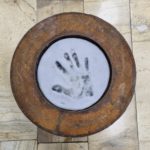 „Dłonie pomocy”, ceramika, metal, 2022